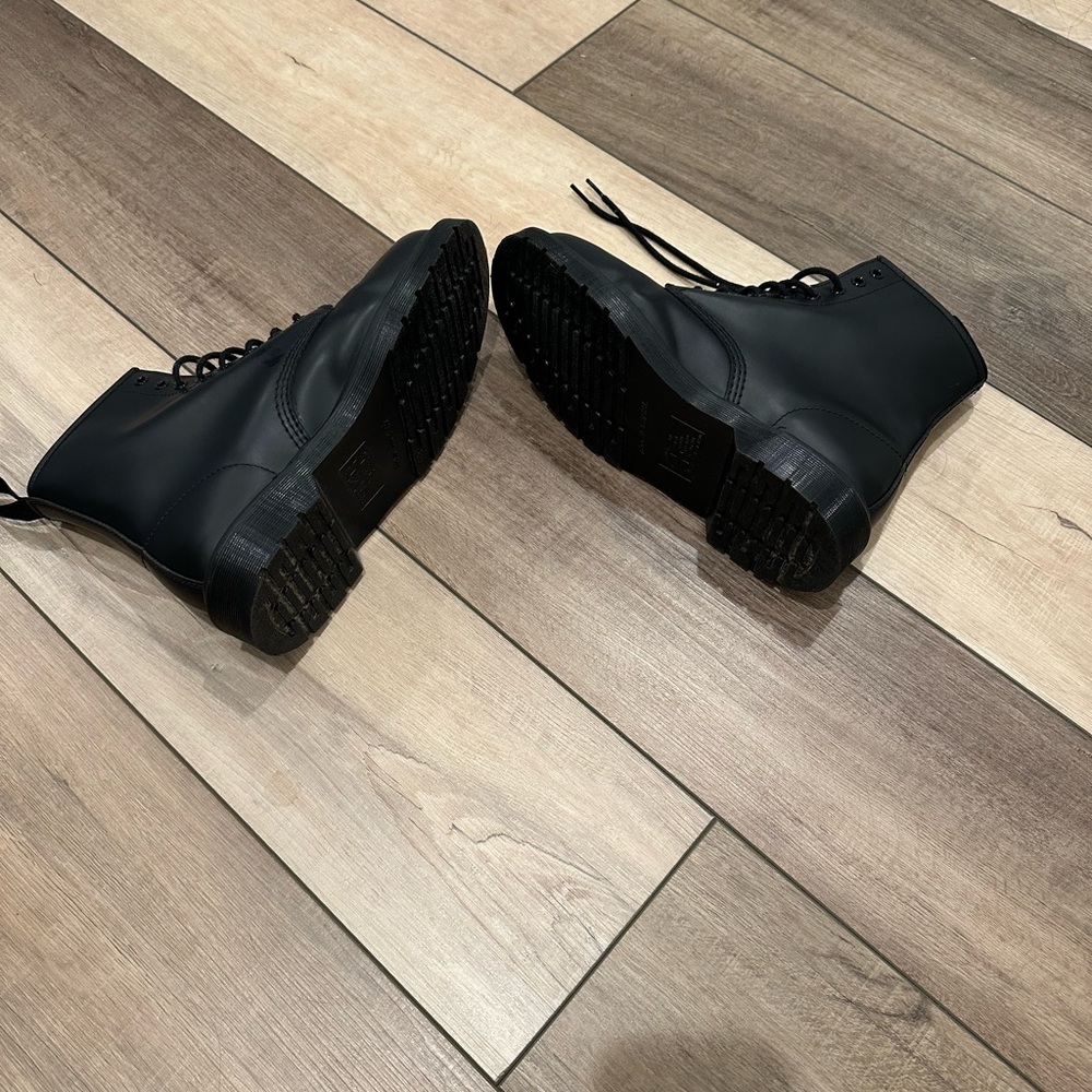 DR MARTENS BLACK BOOTS